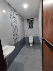 坦塔的住宿－Tanta Gharbia，浴室配有白色卫生间和盥洗盆。