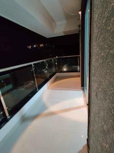 uma vista para uma varanda de um edifício à noite em Tanta Gharbia em Tanta