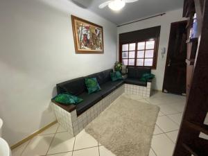 a living room with a couch and a window at Casa em Cond. a 80m da Praia do Peró in Cabo Frio