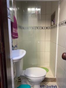 a small bathroom with a toilet and a sink at Casa em Cond. a 80m da Praia do Peró in Cabo Frio
