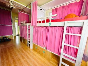 Postel nebo postele na pokoji v ubytování Dalat Backpacker's Alley Hostel