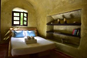 una camera da letto con un letto con un orsacchiotto sopra di Ducato Wine Village a Megalochori