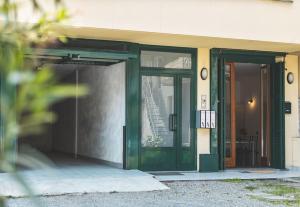 wejście do domu z zielonymi drzwiami w obiekcie Suite il Borgo [Monza - Milano] + Garage Privato w mieście Desio