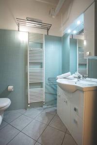y baño con lavabo, aseo y espejo. en Suite il Borgo [Monza - Milano] + Garage Privato, en Desio