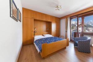 A bed or beds in a room at Hotel Panorama Még 37 kép