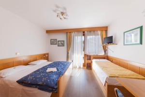 A bed or beds in a room at Hotel Panorama