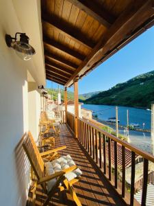 balcón con sillas y vistas al agua en Casa Aturuxo, en Belesar