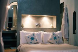 Voodi või voodid majutusasutuse Exclusive and stylish 4-bedroom Riad with plunge pool toas