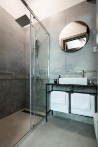 La salle de bains est pourvue d'un lavabo et d'un miroir. dans l'établissement LANTerna Boutique Hotel, à Srbac