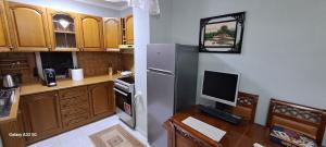 kuchnia z biurkiem z komputerem w obiekcie Tirana country apartment w Tiranie