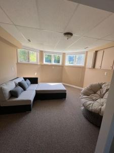 - un grand salon avec un canapé et un lit dans l'établissement Waterfront cozy cottage., à Port Perry