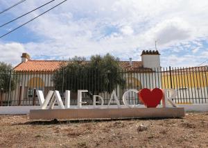 una señal con un corazón en él delante de una valla en MyStay - Cantinho do Açor, en Vale de Açor