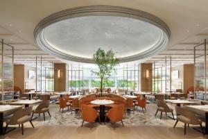 東京にあるウェスティンホテル東京の大きな天井のレストラン(テーブル、椅子付)
