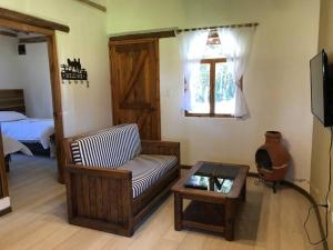ein Wohnzimmer mit einem Sofa und einem Couchtisch in der Unterkunft Cabaña Rumiwasi Imbabura in Otavalo