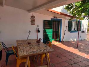 a table and chairs on the patio of a house at Casa do Duque in Arneiro