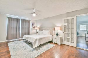 ein Schlafzimmer mit einem weißen Bett und einem Fenster in der Unterkunft Relaxing Family Retreat Home in Sandy Springs