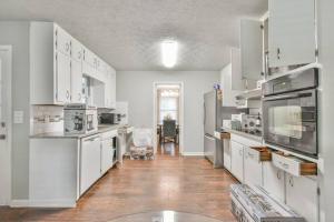 eine große Küche mit weißen Geräten und Holzböden in der Unterkunft Relaxing Family Retreat Home in Sandy Springs