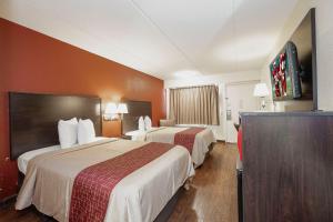 Tempat tidur dalam kamar di Red Roof Inn Jackson North – Ridgeland
