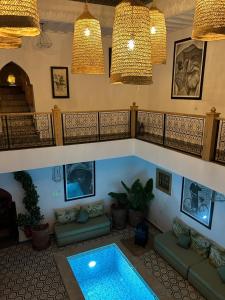 een woonkamer met een zwembad in een huis bij Riad Le Petit Joyau in Marrakesh