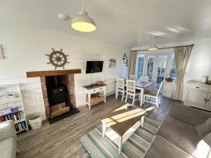 sala de estar con sofá y chimenea en Wren Cottage, en Reighton