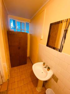 La salle de bains est pourvue de toilettes et d'un lavabo. dans l'établissement Residencial Chañarcillo, à Copiapó