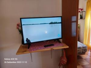 a flat screen tv sitting on top of a shelf at Habitaciones Gioly in Puerto del Rosario