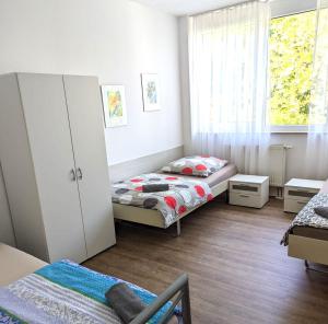 Säng eller sängar i ett rum på Apartment am Bahnhof und Uniklinik