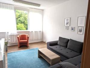 a living room with a couch and a table at Apartment am Bahnhof und Uniklinik in Mainz