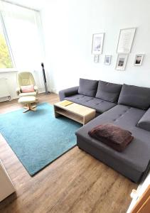 a living room with a couch and a table at Apartment am Bahnhof und Uniklinik in Mainz