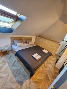 una camera da letto con letto in mansarda di Booking Apartment Rajiceva a Belgrado