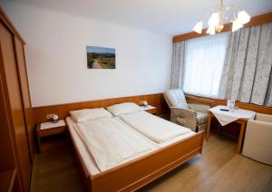 A bed or beds in a room at Hotel-Garni Martinek