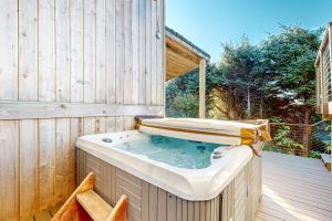 a jacuzzi tub sitting on a wooden deck at Sea Wonder in Tillamook