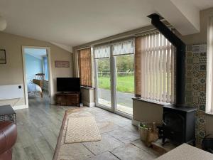 ein Wohnzimmer mit Kamin und einigen Fenstern in der Unterkunft Let It Be in Liverpool