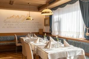 A restaurant or other place to eat at Hotel Panorama