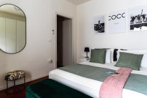 een slaapkamer met een groot bed en een spiegel bij [Angolo45]Vista Inedita su Udine in Passons
