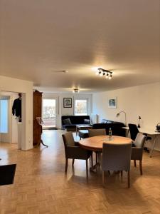 a living room with a table and chairs at Hübsches Apartment im Herzen Verdens in Verden