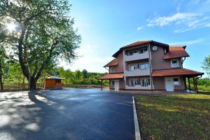 Afbeelding uit fotogalerij van Rooms Villa Ruja in Grabovac
