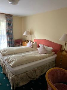 グライナウにあるFerienwohnung Rita Toedtのベッドルーム1室(大型ベッド1台、枕付)