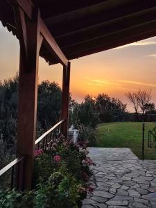 una puesta de sol desde un porche con una pasarela de piedra en Villa Erofili Plakias south Rethimno Crete, en Asómatoi