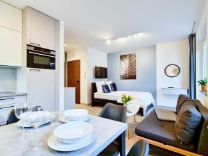 Kuchyňa alebo kuchynka v ubytovaní Apartamenty Portowe Westerplatte 19