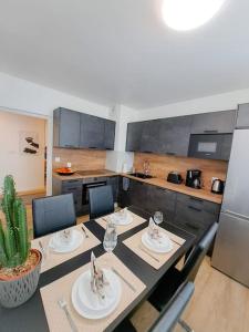 comedor con mesa con sillas y cactus en Seaside apartment, en Rauma
