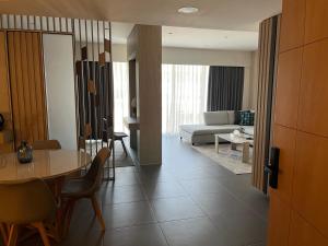 un soggiorno con tavolo e divano di DAMAC Luxury new 1 bedroom apartment ad Amman