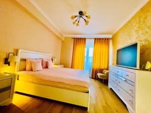 1 dormitorio con 1 cama y TV en Luxury apartment en Cluj-Napoca