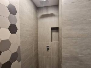 Ett badrum på Ceylonz Suites KL Bukit Bintang