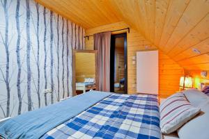 um quarto com uma cama azul e branca num quarto em Domek Tworkowo Komfortowy Całoroczny em Tylmanowa