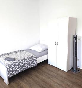 マインツにあるMainz-Unterkunftの白いベッドルーム(ベッド1台、クローゼット付)
