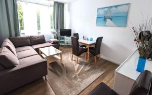 a living room with a couch and a table at Mainz-Unterkunft in Mainz