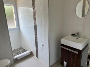 Un baño blanco con ducha y lavabo. en Grand T4 , vue magnifique à 50 m de la plage, en Propriano 21 fotos más