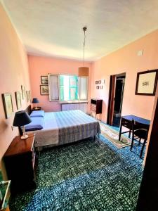 una camera con letto, tavolo e sedie di Casa Cambini a Marina di Massa