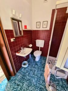 La salle de bains est pourvue de toilettes et d'un lavabo. dans l'établissement Casa Cambini, à Marina di Massa